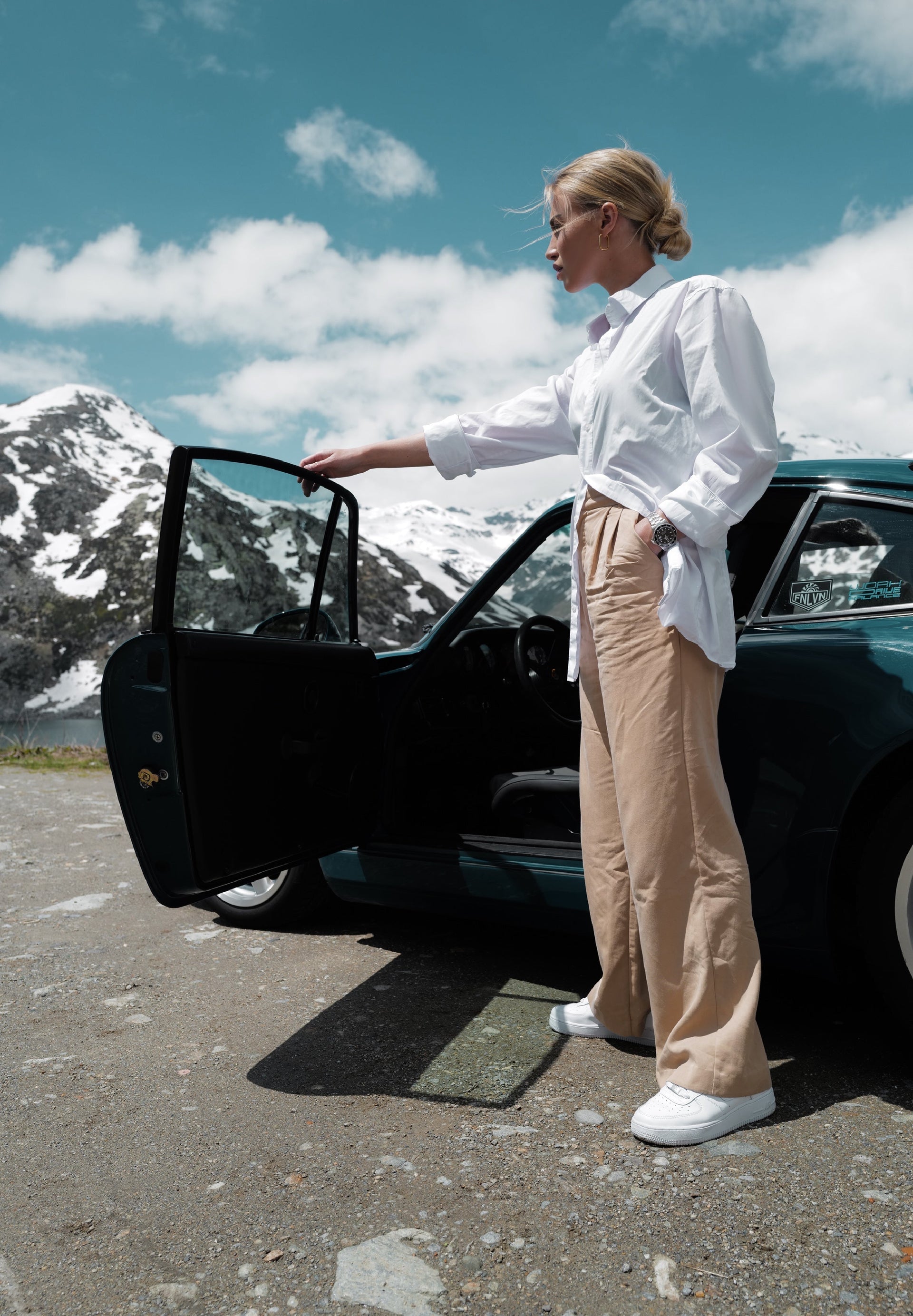 Hanna Schönwald cuida de su Mercedes Benz W123 230 CE Coupé 1984