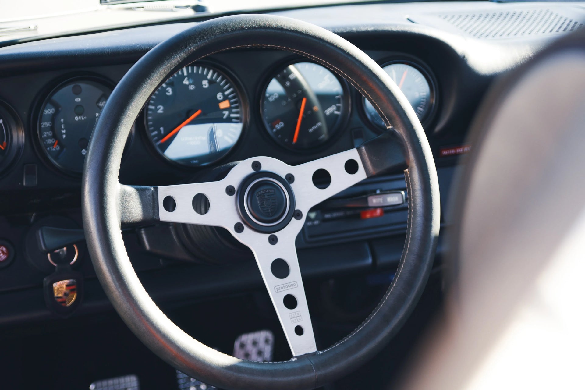 Steering Wheel Care with Sensitivity – Cleaning, Protection and Colour Refresh for Heavily Used Leather