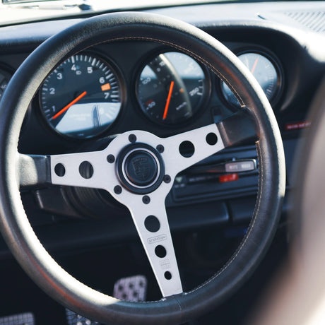 Steering Wheel Care with Sensitivity – Cleaning, Protection and Colour Refresh for Heavily Used Leather