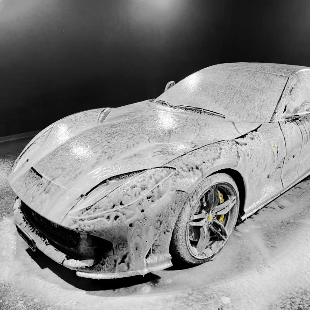 Cuidado perfecto del coche: lavado y secado a mano con SWISSVAX